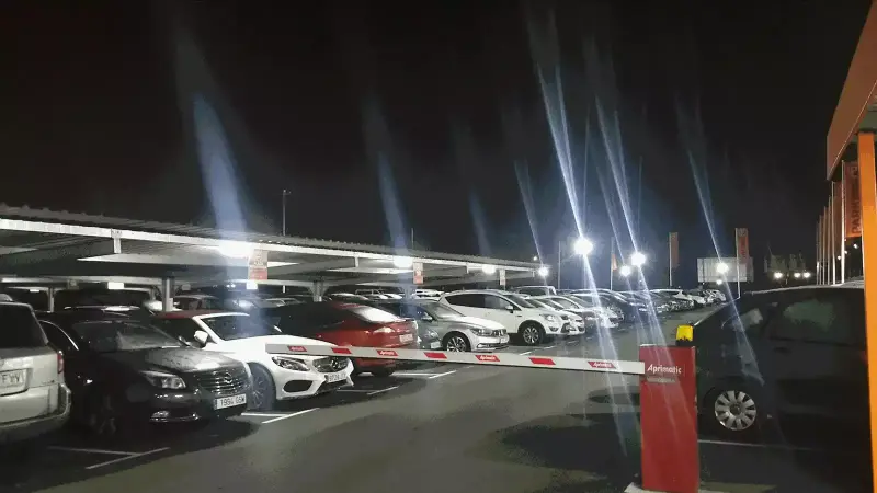 Parking exterior vigilado por la noche cerca del aeropuerto de Barajas