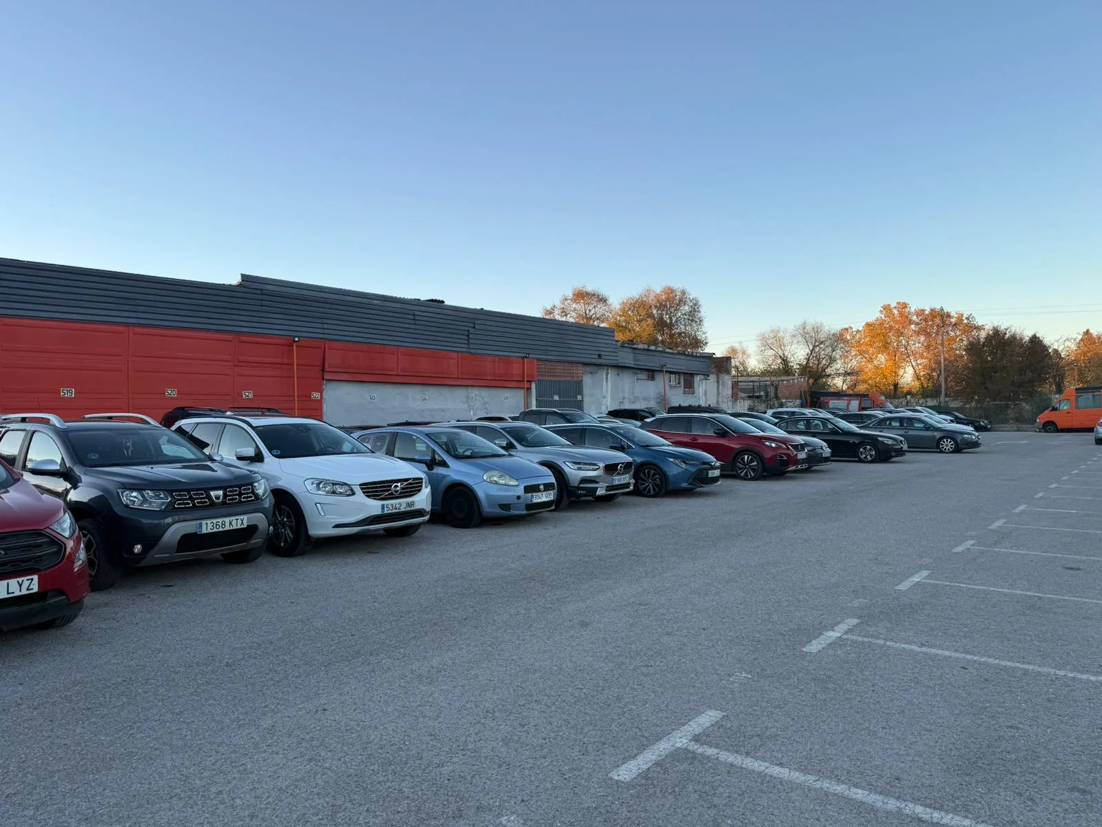 Parking exterior vigilado